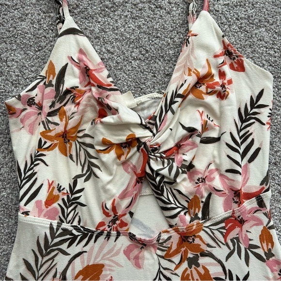 Garage XS Soft Floral Twist Front Dress‎ - Picture 3 of 8